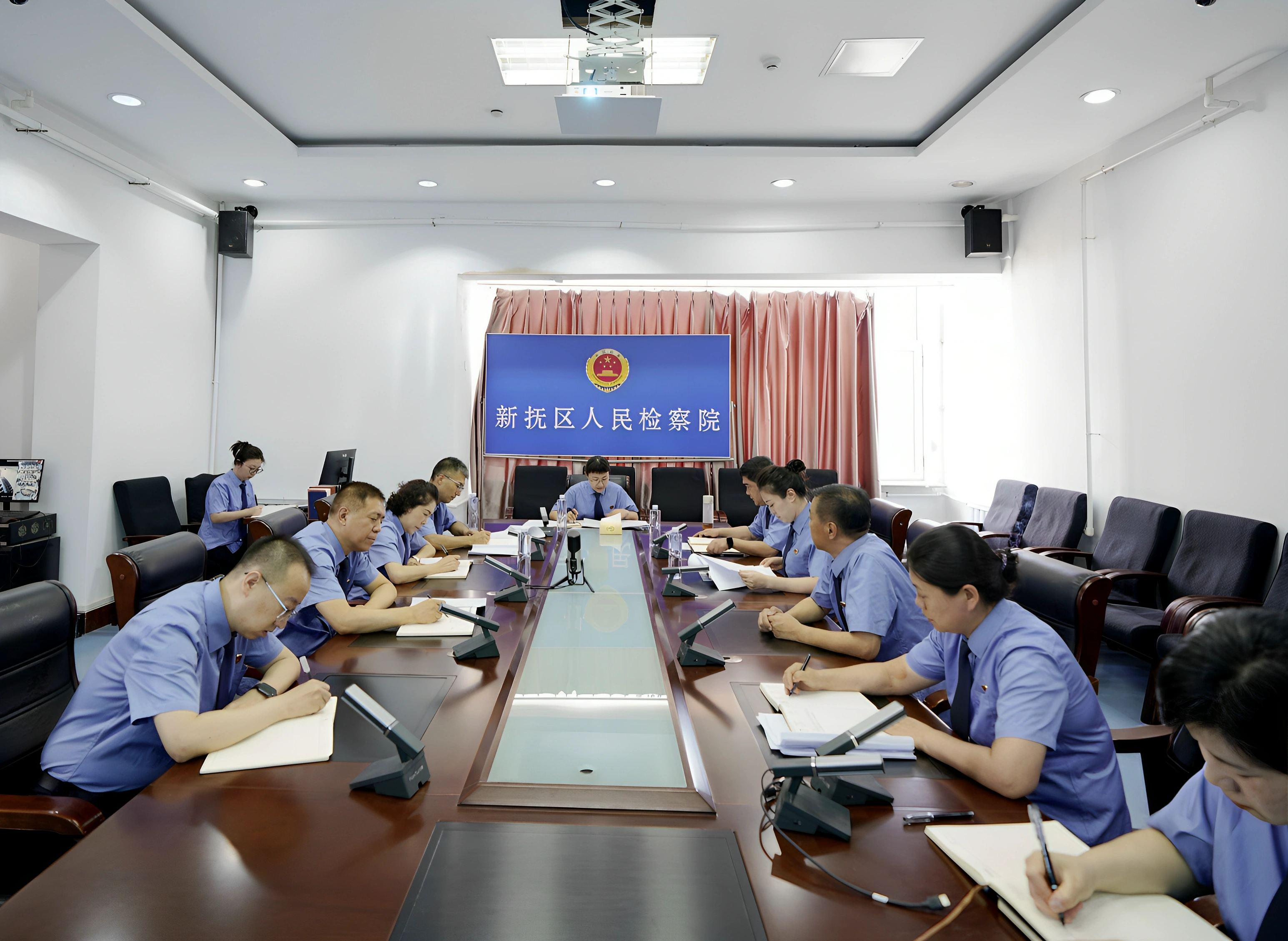 新抚区人民检察院召开党组（扩大）会议  学习贯彻上级检察机关工作会议精神